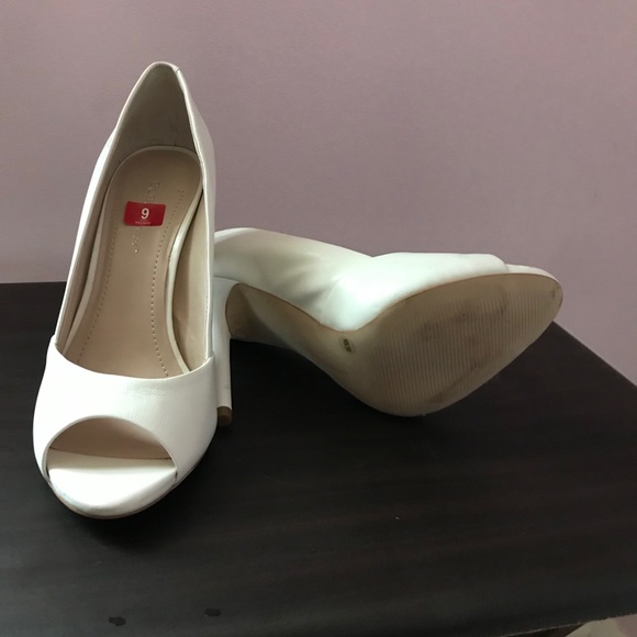 New bcbgeneration white peep toe shoes size 9 - Picture 3 of 3